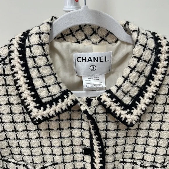 CHANEL Vintage Wool Boucle Long Jacket - Picture 12 of 16